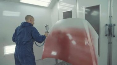 Özel booth arabanın kaputu üzerine kırmızı boya püskürtme otomatik ressam