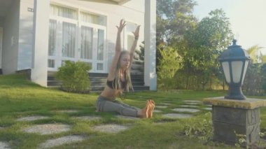 Evinin arka bahçesinde adlı genç bir kız tarafından asana Yoga profesyonel performans