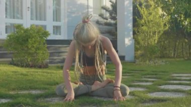 Pranayama yoga nefes egzersiz evinin arka bahçesinde genç bir kadın tarafından.