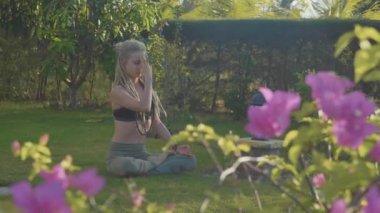 Pranayama yoga nefes egzersiz evinin arka bahçesinde genç bir kadın tarafından.