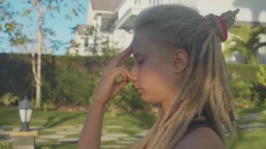 Pranayama yoga nefes egzersiz evinin arka bahçesinde genç bir kadın tarafından.