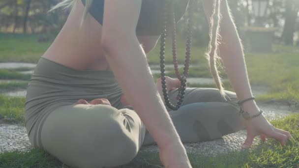 在她家后院的一个年轻女子调息瑜伽呼吸练习. — 图库视频影像