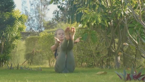 Performance professionnelle de l'asana yoga par une jeune fille à l'arrière-cour de sa maison — Video