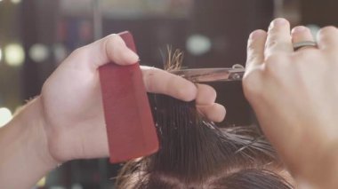 Close-Up Kuaför berber ağır çekimde, makas tarafından saç keser.