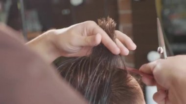 Close-Up Kuaför berber ağır çekimde, makas tarafından saç keser.