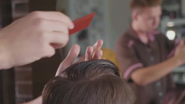 Close-up van Kapper kammen mannelijke client met de hand voor knippen, slow-motion. — Stockvideo