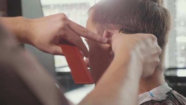 Peluquero macho hace corte de pelo con afeitadora eléctrica, en cámara lenta . — Vídeos de Stock