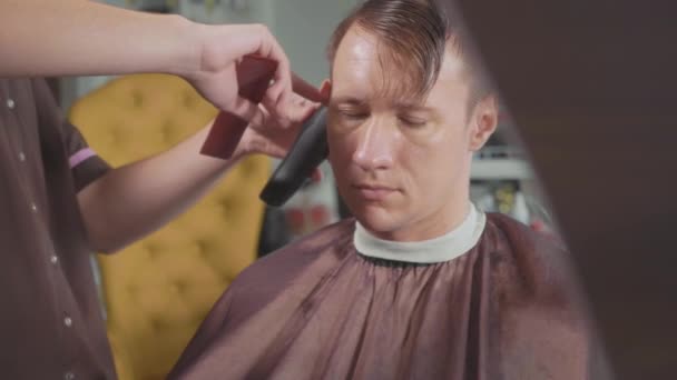男理发师用电动剃须刀做发型, 慢动作. — 图库视频影像