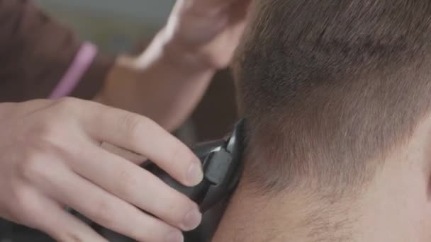 Barbeiro masculino faz corte de cabelo com lâmina elétrica . — Vídeo de Stock