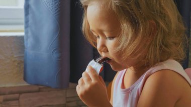 Küçük şirin çocuk kız meyve bar yiyor