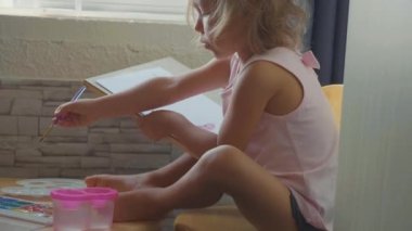 Suluboya evde yavaş tarafından çizim kız çocuk.