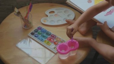 Suluboya evde yavaş tarafından çizim kız çocuk.