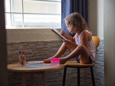 Suluboya tarafından evde çizim kız çocuk.