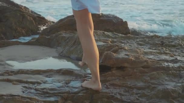 Junge Frau steht am Strand und blickt in Zeitlupe auf ein Meer — Stockvideo