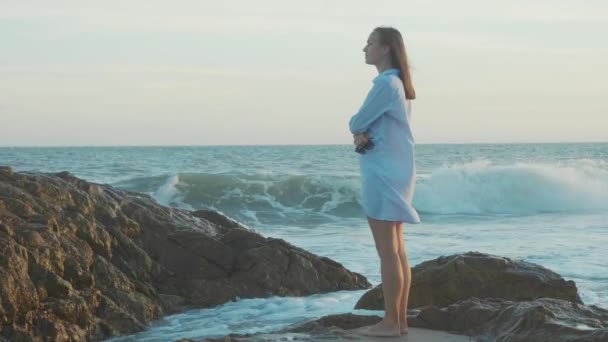 Νεαρή γυναίκα στέκεται στην παραλία και να ψάχνει σε μια θάλασσα, σε αργή κίνηση — Αρχείο Βίντεο
