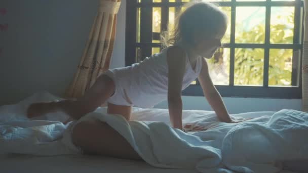 Petite fille mignonne réveille sa mère le matin au ralenti . — Video