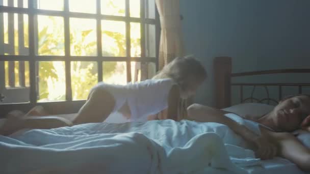 Милая маленькая дочь будит мать утром в замедленной съемке. . — стоковое видео