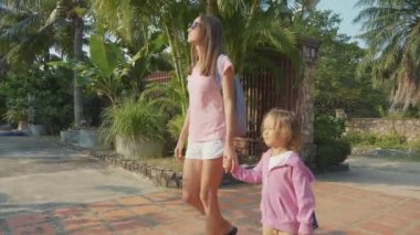 Anne kızı ile gelen hotel and Check-in için lobi doğru gider.