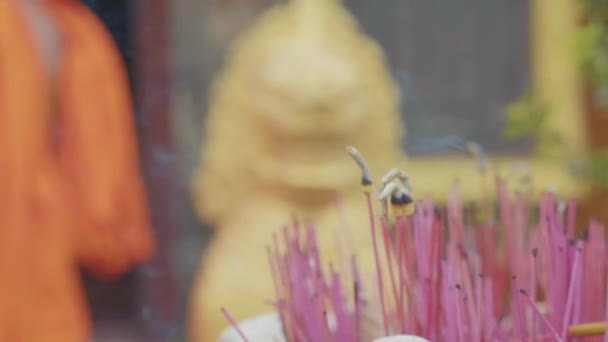 Dym kadzidła w buddyjskiej świątyni z nie poznania mnicha na tle — Wideo stockowe