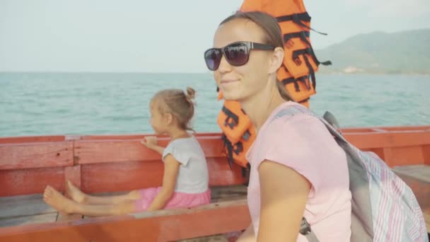 Mor och dotter flyter på motorbåten i slow motion. — Stockvideo