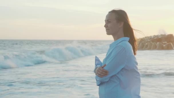 Profil porträtt av ung kvinna ute på havet i solnedgången varmt ljus — Stockvideo