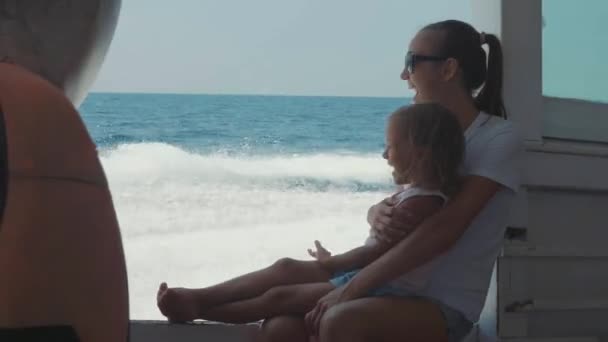 Emoções engraçadas da família enquanto viajam no barco — Vídeo de Stock