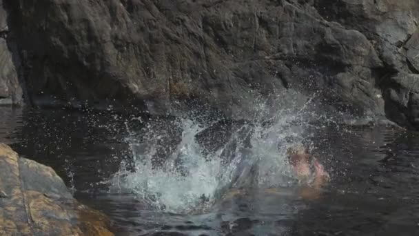 Pouco bonito menina pulando na água do lago de montanha para sua mãe — Vídeo de Stock