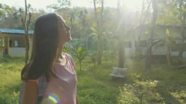 Asya Köyü, yavaş hareket ile kırsal yolu üzerinde yürüyen genç kadın.