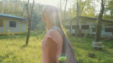 Asya Köyü, yavaş hareket ile kırsal yolu üzerinde yürüyen genç kadın.