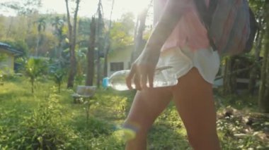 Asya Köyü, yavaş hareket ile kırsal yolu üzerinde yürüyen genç kadın.