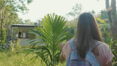 Asya Köyü, yavaş hareket ile kırsal yolu üzerinde yürüyen genç kadın.