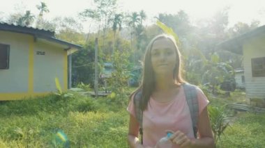 Asya Köyü, yavaş hareket ile kırsal yolu üzerinde yürüyen genç kadın.