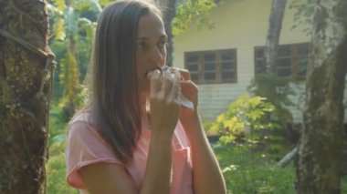 Bank Asya kırsal Köyü'nde oturan ve aperatif yemek genç kadın