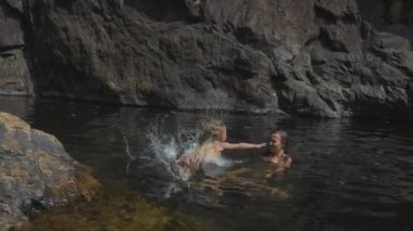 Küçük şirin kız annesine dağ gölü suya atlama