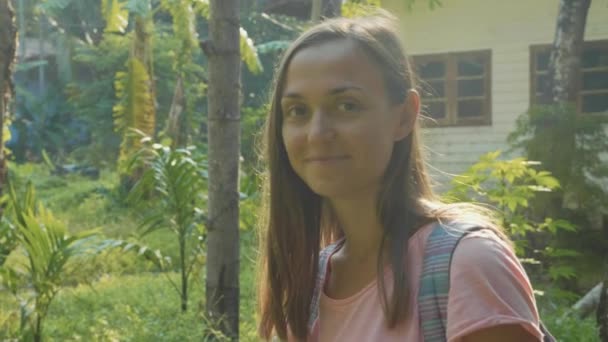 zhenshina-v-derevne-video-foto