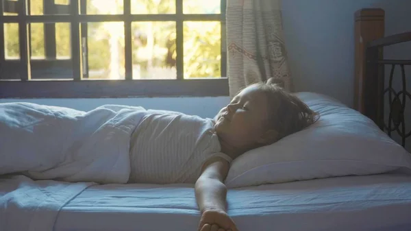 Mädchen schläft morgens zu Hause im Bett — Stockfoto