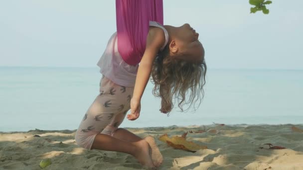 귀여운 자식 소녀 하 고 해변에서 해먹 요가 exersice. — 비디오