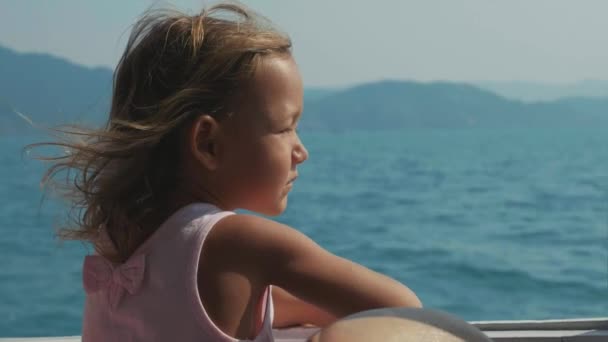 スローモーションでモーター ボートに乗って泳いでいるかわいい子少女の肖像画. — ストック動画