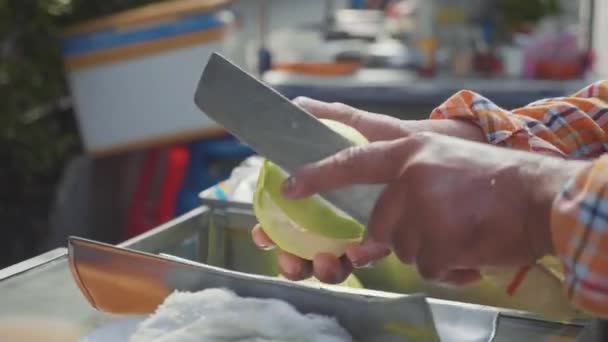Männliche Hände hacken schnell Guaven auf dem Straßenmarkt in Thailand. — Stockvideo