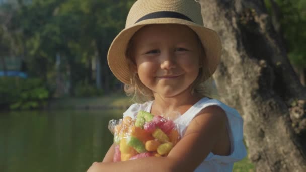 Ritratto di bella bambina carina che ride e guarda la macchina fotografica — Video Stock