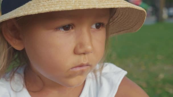 Close-up retrato de bonito bonito sério menina no chapéu estilo coutry — Vídeo de Stock