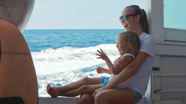 ボートに乗って母とかわいい娘の幸せな家族旅行します。 — ストック写真