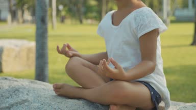 Arka planda palmiye ağaçları ile güzel parkta meditasyon küçük çocuk kız