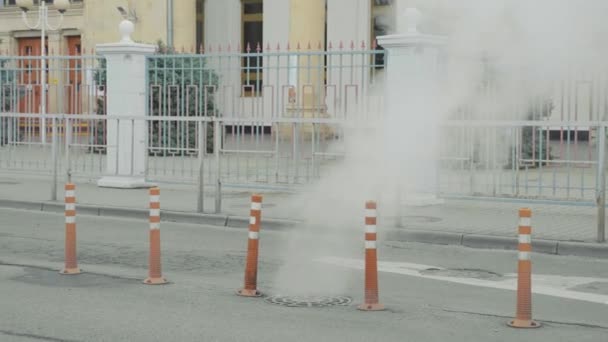 Dampf aus defekter Abwasserleitung in Winterstadt — Stockvideo