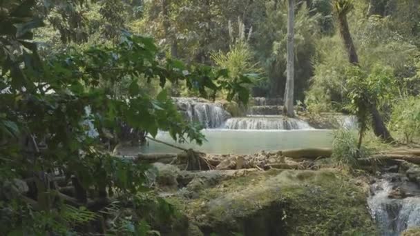Kuang Si Cascada en Luang Prabang, Laos en cámara lenta — Vídeo de stock