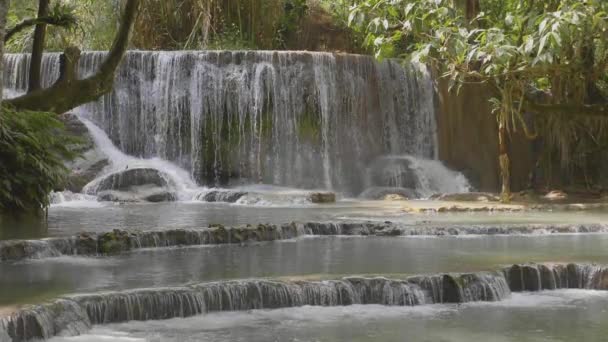 Kuang Si wodospad w Luang Prabang, Laos w zwolnionym tempie — Wideo stockowe