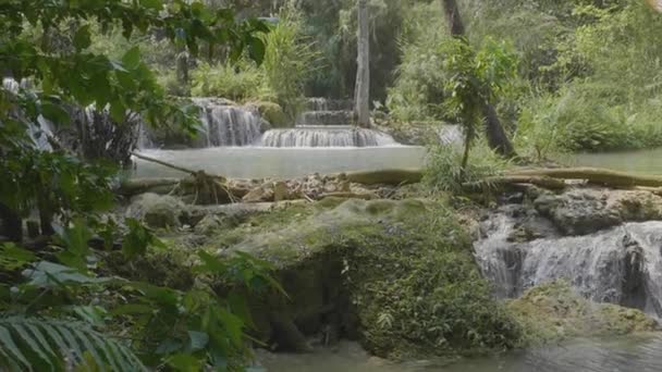 老挝琅勃拉邦的矿硅瀑布慢动作 — 图库视频影像
