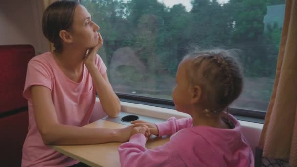 Aile Asya tren yolculuğunda zaman geçirmeden, pencereye bakıyor ve konuşmak — Stok video
