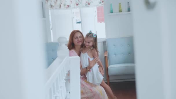 Pojęcie osoby, rodziny i zabawy - szczęśliwy dziewczyna spędzać czas z matką w domu — Wideo stockowe
