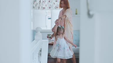 Kişi, Aile ve eğlence kavramı - mutlu kız evde annesi ile vakit